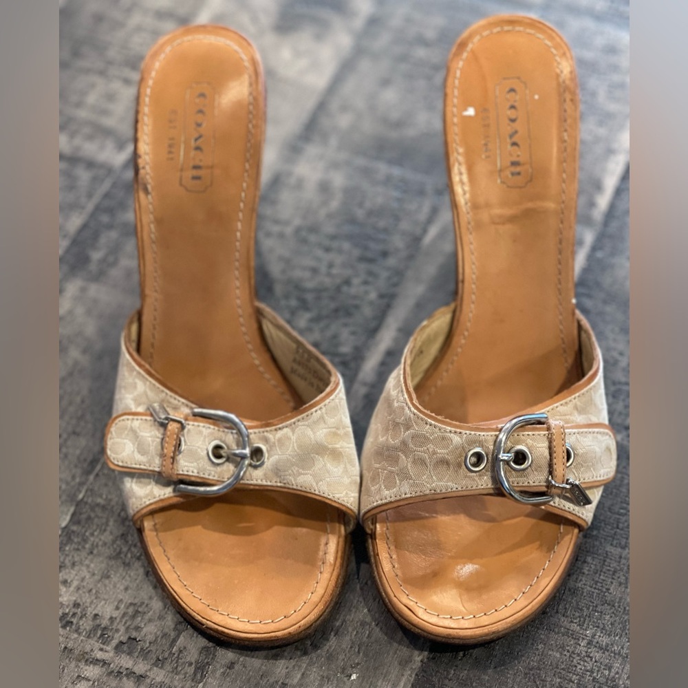 Coach “Daryn” cream and tan heel size 9 1/2